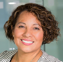Portrait de Claire Ashford, responsable de la conformité en réglementation financière